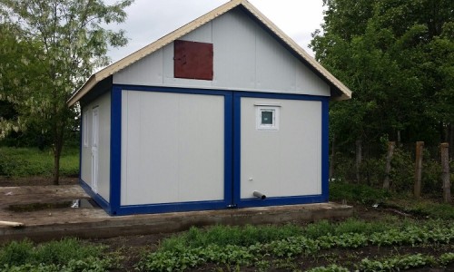 Casa din doua containere standard cu acoperis in doua ape